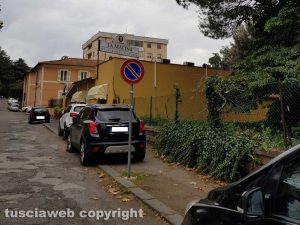 Vetralla - Auto in sosta in viale Mazzini