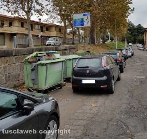 Vetralla - Auto in sosta in viale Mazzini