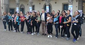 Viterbo - Il sindaco Giovanni Arena al flashmob di babywearing