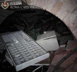 Roma - Rifiuti e materiale edile nei sotterranei di Fontana di Trevi