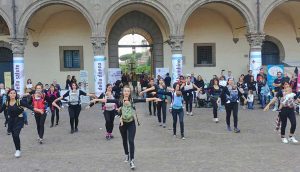 Viterbo - Piazza del Comune - Il flashmob di babywearing