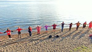 Bolsena - Centinaia di persone hanno abbracciato il lago