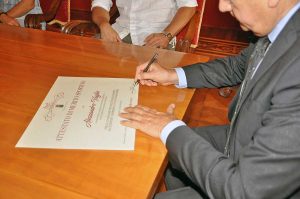 Viterbo - Il sindaco Arena consegna l'attestato di merito sportivo ad Alessandro Vaglio