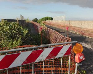 Montalto - Strada delle Murelle - Le condizioni in cui versa il cavalcaferrovia