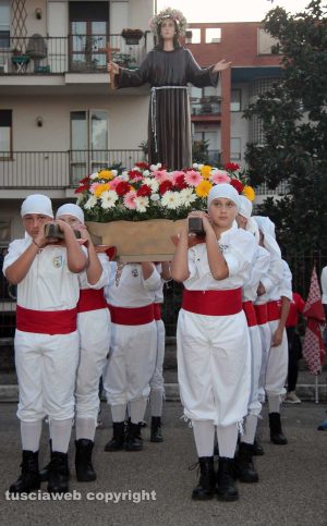 Viterbo - La processione per la donazione della statua di Santa Rosa al quartiere Pilastro