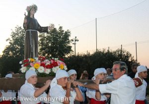 Viterbo - La processione per la donazione della statua di Santa Rosa al quartiere Pilastro