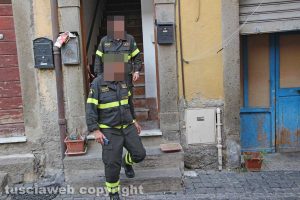 Viterbo - Casa in fiamme in via Lucchi - I vigili del fuoco sul posto