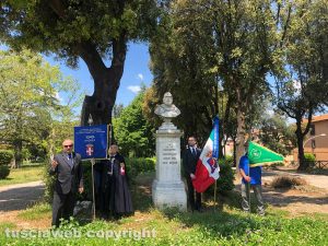 Pratogiardino Lucio Battisti - Nell'abbandono il busto a Vittorio Emanuele II - L'omaggio della delegazione viterbese dell'Istituto nazionale per la guardia d’onore alle reali tombe del pantheonPratogiardino Lucio Battisti - Nell'abbandono il busto a Vittorio Emanuele II - L'omaggio della delegazione viterbese dell'Istituto nazionale per la guardia d’onore alle reali tombe del pantheon