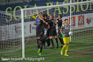 Sport - Calcio - Viterbese - L'esultanza dei gialloblù dopo il gol di Atanasov