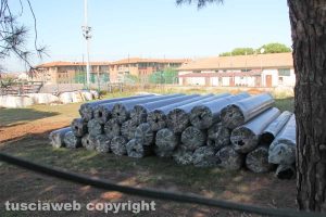 Viterbo - I teli d'erba sintetica al campo del Pilastro