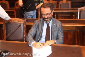Viterbo - Comune - Andrea de Simone (Confartigianato) sigla il Patto della notte