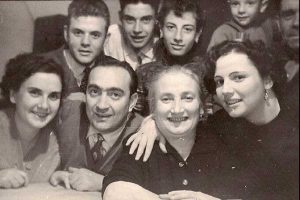 Il poeta Edilio Mecarini in posa per un ritratto di famiglia