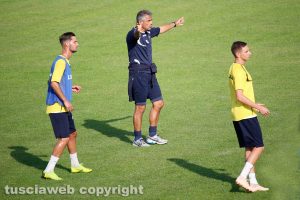 Sport - Calcio - Viterbese - L'allenamento di ieri - Lopez dà indicazioni a Bezziccheri e Sibilia