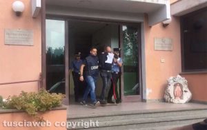 Ronciglione - Operazione antidroga dei carabinieri - Gli arrestati all'uscita della caserma  