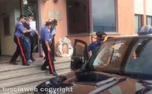 Ronciglione - Operazione antidroga dei carabinieri - Gli arrestati all'uscita della caserma  