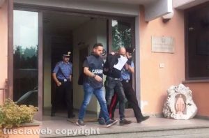 Ronciglione - Operazione antidroga dei carabinieri - Gli arrestati all'uscita della caserma  