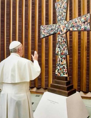 Papa Francesco benedice l'opera di Roberto Joppolo