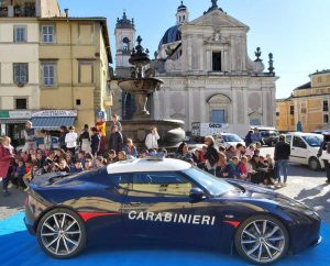 La Lotus Evora dei carabinieri a Ronciglione