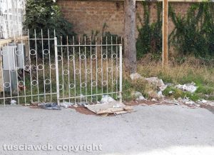 Viterbo - Rifiuti nell'area in via Orio Vergani