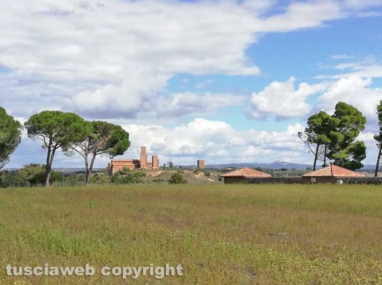 Tuscania - La chiesa di San Pietro e la necropoli della Madonna dell'Olivo