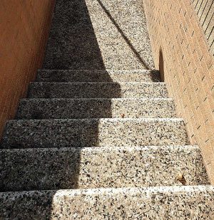 Montalto di Castro - L'esterno del centro diurno per disabili Regina Pacis coperto di guano