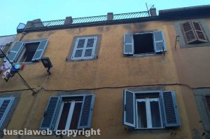 Viterbo - San Faustino - Via Lucchi - L'appartamento andato a fuoco da cui si è gettata la donna