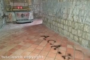 Montefiascone - La scritta "A.c.a.b." nella chiesa della Madonna dell'Arco