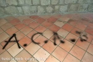 Montefiascone - La scritta "A.c.a.b." nella chiesa della Madonna dell'Arco