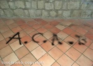 Montefiascone - La scritta "A.c.a.b." nella chiesa della Madonna dell'Arco
