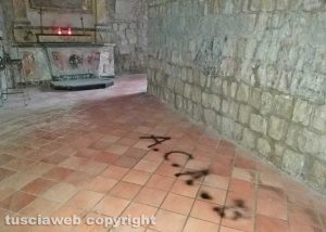 Montefiascone - La scritta "A.c.a.b." nella chiesa della Madonna dell'Arco