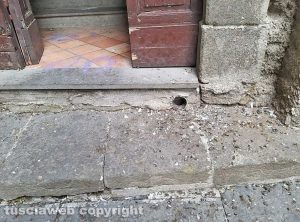 Montefiascone - Il guano dei piccioni all'ingresso della chiesa della Madonna dell'Arco
