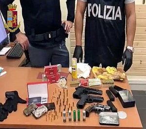 Le pistole e le munizioni trovate a casa della coppia arrestata
