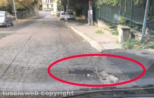 Via Monfalcone - Slalom tra buche e auto in sosta selvaggia