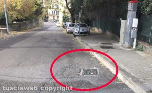 Via Monfalcone - Slalom tra buche e auto in sosta selvaggia