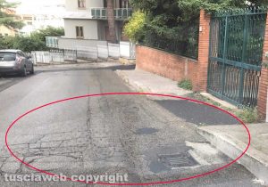 Via Monfalcone - Slalom tra buche e auto in sosta selvaggia