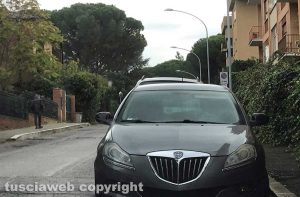 Via Monfalcone - Slalom tra buche e auto in sosta selvaggia