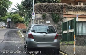 Via Monfalcone - Slalom tra buche e auto in sosta selvaggia