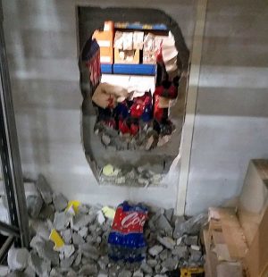 Civita Castellana - Il foro praticato in una parete per entrare nel supermercato