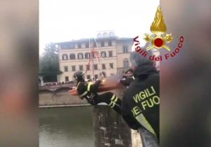 Firenze - I soccorsi per la ragazza precipita nel fiume Arno