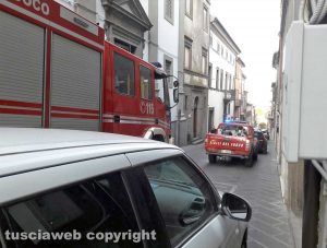 Montefiascone - Scatola elettrica in fiamme - Intervento di carabinieri e vigili del fuoco a corso Cavour