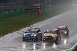 Sandrucci trionfa a Monza e festeggia la vittoria del Mini challenge 