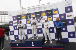 Sandrucci trionfa a Monza e festeggia la vittoria del Mini challenge 
