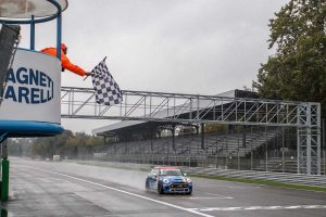 Sandrucci trionfa a Monza e festeggia la vittoria del Mini challenge 
