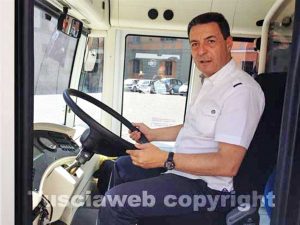 Giulio Marini alla guida di un bus elettrico
