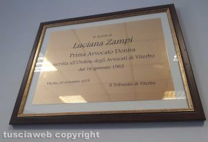 Tribunale - La targa intitolata all'avvocato Luciana Zampi