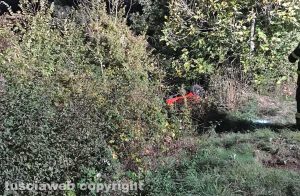 Viterbo - Auto cappotta in strada Acquabianca