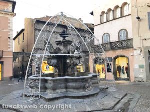 Viterbo - La fontana di piazza delle Erbe deturpata