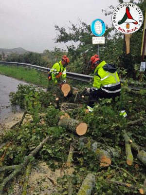 Bolsena - Albero cade sulla Cassia e piomba su un camper