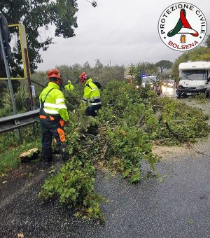Bolsena - Albero cade sulla Cassia e piomba su un camper
