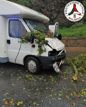 Bolsena - Albero cade sulla Cassia e piomba su un camper